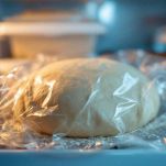 Panetto di pasta in frigorifero