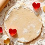 Biscotti a forma di cuore sul piano di lavoro