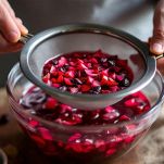 Bevanda all’ibisco filtrata con colino