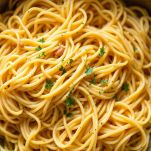 Padella con pasta calda mentre viene amalgamata con la crema