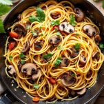 Padella con pasta e funghi mescolati