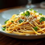 Piatto di spaghetti cremosi con funghi