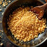 Padella con mollica che si tosta