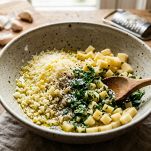 Ingredienti mescolati in ciotola per il ripieno