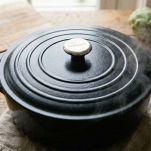 Pentola con carciofi farciti in cottura lenta