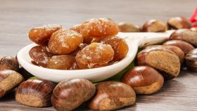 Castagne e marron glacé su uno sfondo marrone chiaro