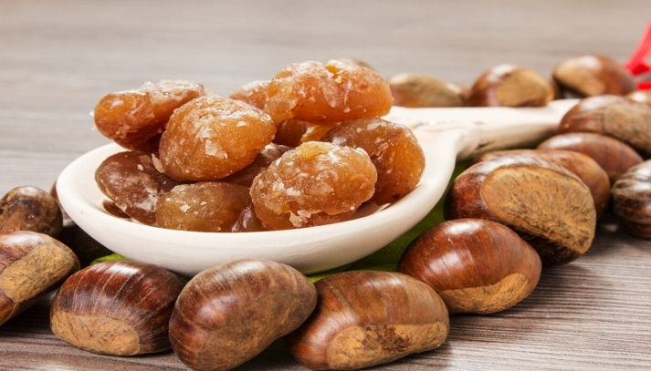 Castagne e marron glacé su uno sfondo marrone chiaro