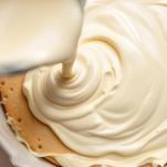 Cheesecake che riposa in frigorifero