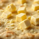 Impasto steso con burro ammorbidito sulla superficie