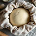 Superficie della focaccia forata e condita con olio