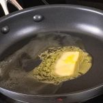 cipolle-in-agrodolce-sciogliere-burro-e-zucchero