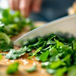 Tagliere con spinaci lessati e tritati