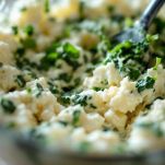 Ciotola con ricotta, spinaci e Parmigiano mescolati