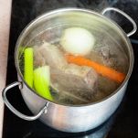 coniglio-alla-bergamasca-preparazione-brodo