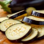 Melanzane tagliate a fette sottili