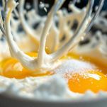 Ciotola con uova e pizzico di sale