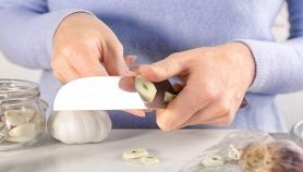 Donna affetta l'aglio con precisione