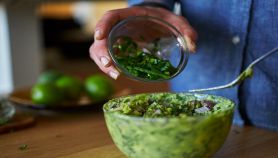 Donna aggiunge peperoncini al guacamole