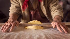 Donna anziana stende la pasta