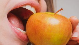 Donna mangia una mela