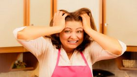 Donna preoccupata e spaventata in cucina
