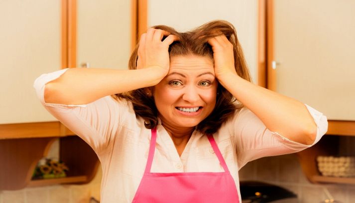 Donna preoccupata e spaventata in cucina
