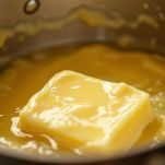 Formaggio mescolato con burro a fuoco basso