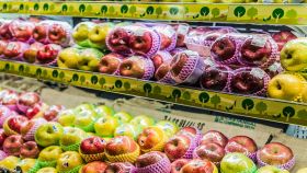 Frutta messa in vendita al supermercato