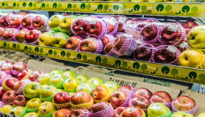 Frutta messa in vendita al supermercato