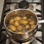 gnocchi-al-castelmagno-bollitura-patate