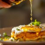 Olio versato uniformemente sugli ingredienti