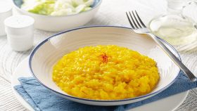 Gustoso risotto alla milanese con zafferano