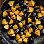 Melanzane che cuociono lentamente con olio