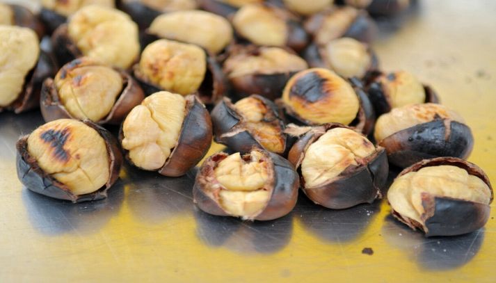 Invitanti castagne cotte al forno