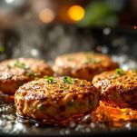 Dischi di carne con uovo sodo