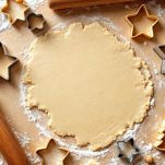 Forme di biscotti ritagliate dalla pasta