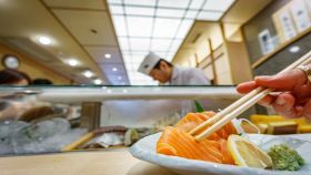 Mangiare il sushi in un ristorante giapponese