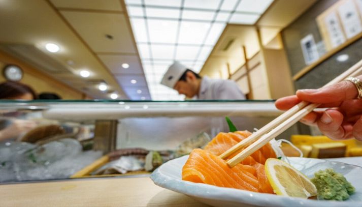 Mangiare il sushi in un ristorante giapponese
