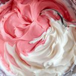 Composto rosa mescolato con panna