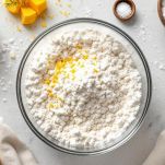 Ingredienti secchi mescolati in una ciotola