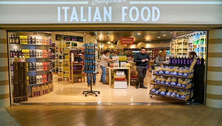 Negozio di cibo italiano all'aeroporto di Roma Fiumicino