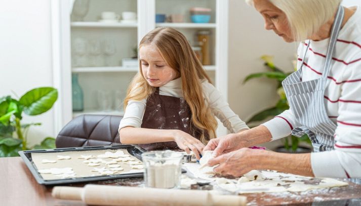 Nonna e nipote fanno i biscotti