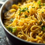 Foglie verdi e pasta nell’acqua bollente