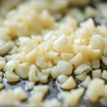 Scalogno tritato che soffrigge