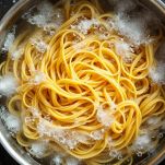 Pasta in cottura nella pentola