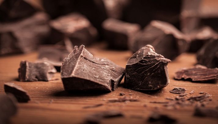 Pezzi di invitante cioccolato fondente