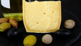 Pezzo di formaggio con cristalli di lattato