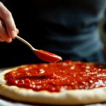 Spalmate la salsa e aggiungete mozzarella