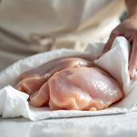 Pezzi di pollo puliti e asciutti