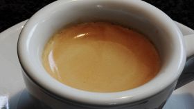 Primo piano di una tazzina di caffe espresso